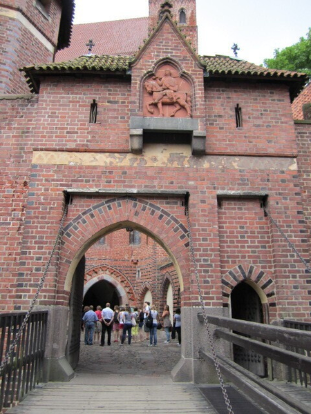 Marienburg (Malbork), zweiter Haupteingang, Weg  zum Hochschloss