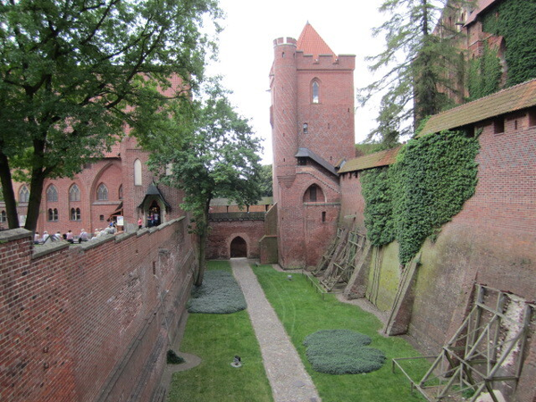 Marienburg (Malbork), Blick Links, der Pfaffenturm mit Zwischengraben