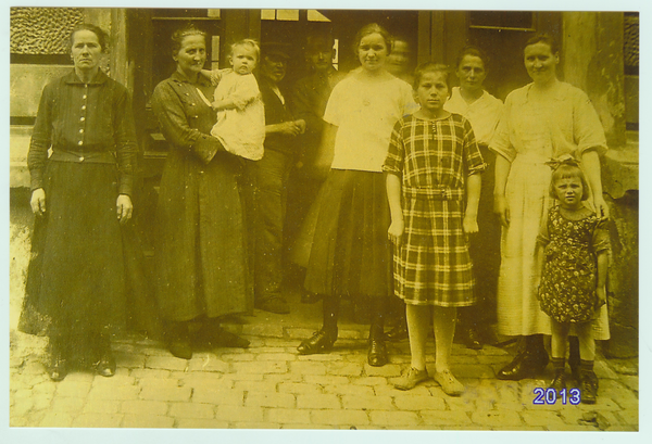 Tilsit, Hausbewohner Rosenstraße Nr. 3 stehen vor der Haustür