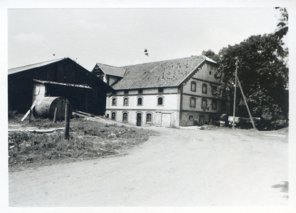 Groß Polleiken, Stallgebäude links neben dem Gutshaus