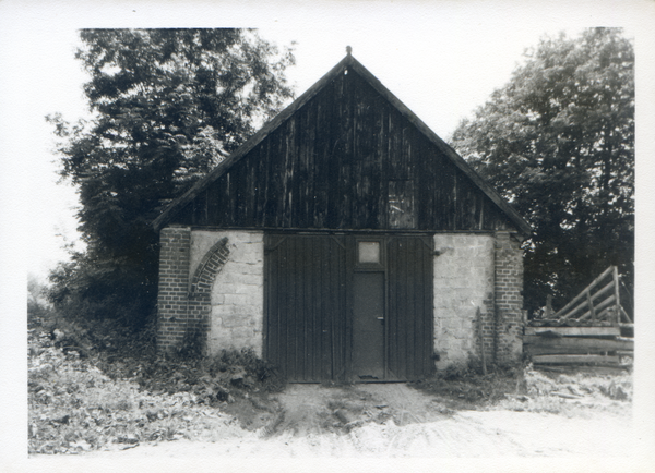 Groß Polleiken, Gebäude gegenüber dem Gutshaus