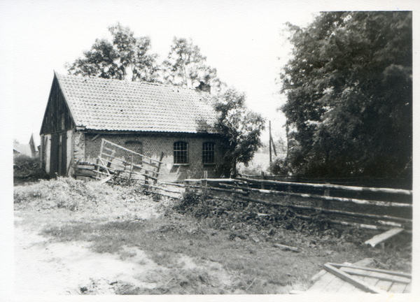 Groß Polleiken, Gebäude gegenüber dem Gutshaus