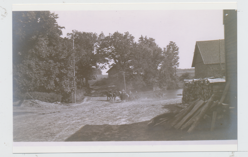 Obrotten, Gutshof, der Weg zur Schmiede, vierspänniger Erntewagen