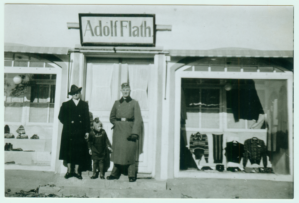 Mulden, Am Schaufenster Geschäft Adolf Flath