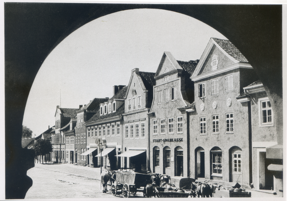 Gerdauen, Marktplatz mit Kreissparkasse