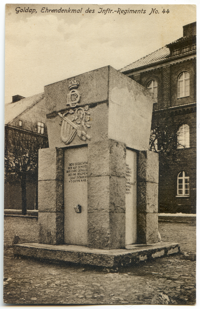 Goldap, Markt mit 44er Denkmal