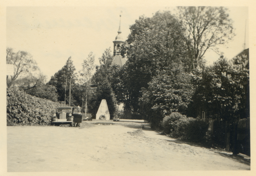 Lappienen, Kirche mit Denkmal