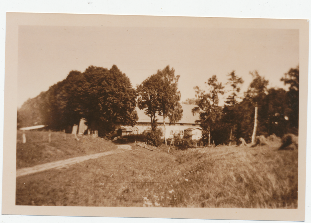 Obrotten, Bauernhaus Klemm, Gartenseite vom Feldweg