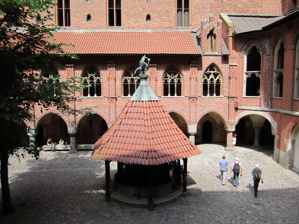 Marienburg (Malbork), Kreuzhof mit Schloßbrunnen in der Ordensburg