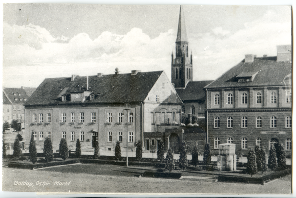 Goldap, Marktplatz mit Rathaus, Amtsgericht und Kriegerdenkmälern