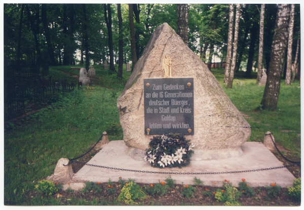 Goldap, Gedenkstein und Mahnmal auf dem 1. Friedhof in Goldap