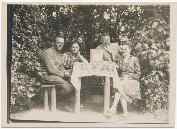 Waldensee, Ferdinand Schulz, Pionier des Segelflugs, mit Frau und Freunden im Garten des Elternhauses