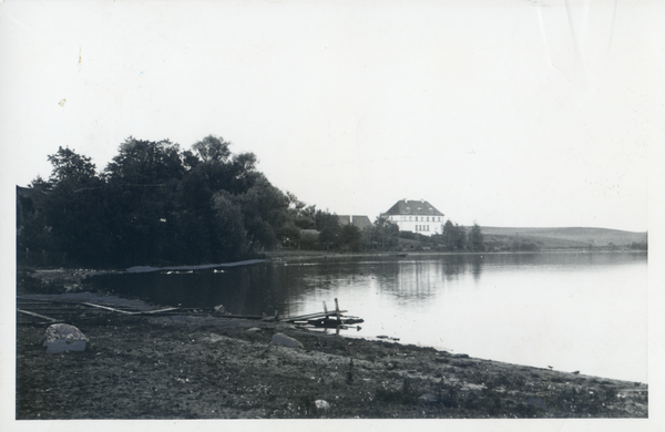 Goldensee, Blick über den See auf die Schule