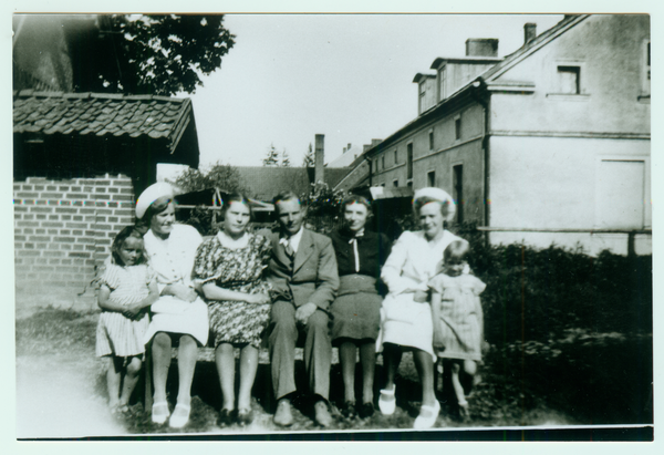 Mulden, Familie Adolf und Helene Flath im Garten