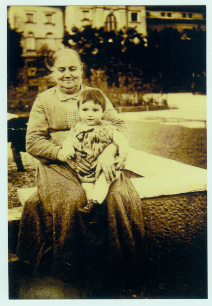 Tilsit, Luise Anna Siemoneit mit Enkeltochter Ditta