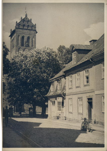 Gerdauen, Kirchenstraße mit Blick auf die Kirche