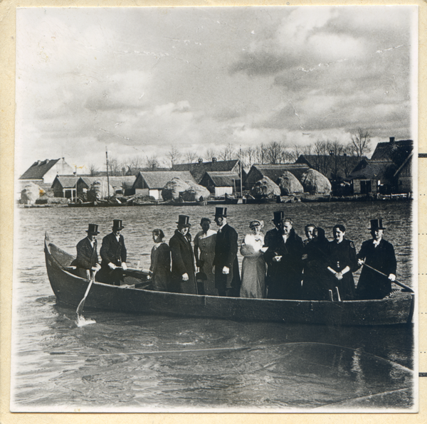 Gilge, Hochzeitsgesellschaft auf dem Boot