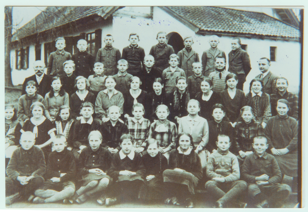 Großastrau, Schüler vor der Schule mit Lehrer Adolf Döhring und Erich Walter