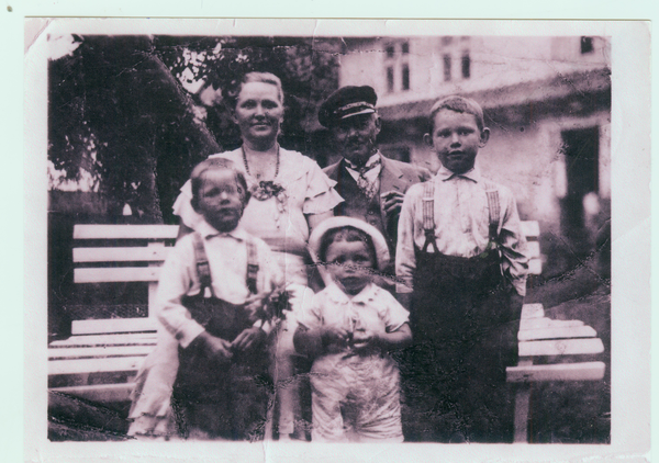 Großastrau, Im Garten der Familie Holstein