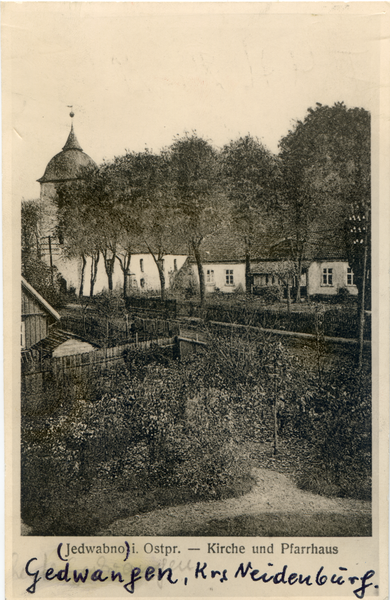 Jedwabno, Kirche und Pfarrhaus