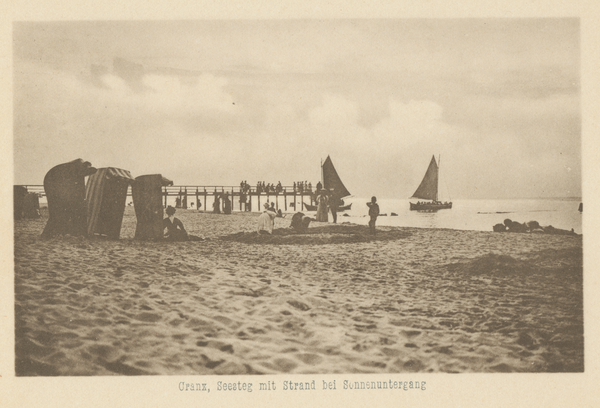 Cranz, Strand mit Seesteg bei Sonnenuntergang