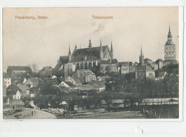 Frauenburg, Ortsansicht mit Dom und Glockenturm,