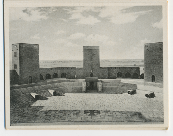 Hohenstein i. Ostpr., Reichsehrenmal Tannenberg, Ehrenhof mit Hindenburgturm