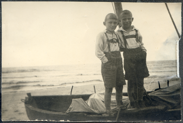 Lochstädt, Seeheilstätte für Kinder, 2 Kinder am Strand