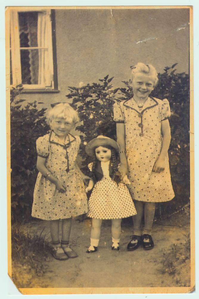 Mulden Kr. Gerdauen, Siedlung, Töchter Anita und Erna der Familie Kommritz vor dem Siedlungshaus