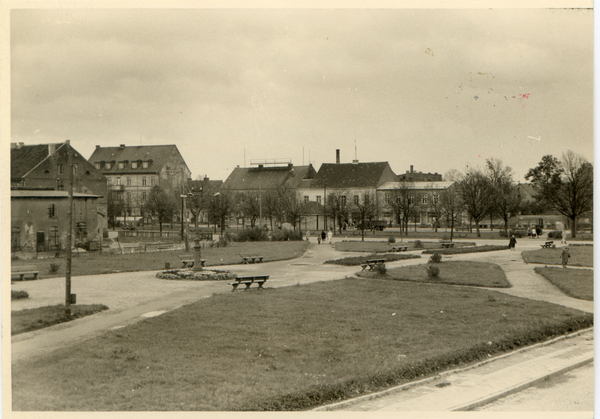 Lötzen, Angerburger Straße mit Parkanlagen und Blick auf den Markt