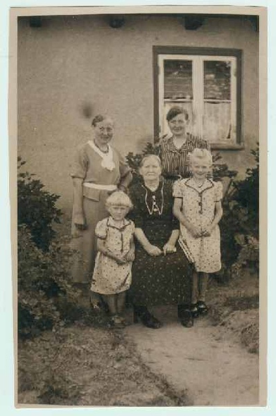 Mulden Kr. Gerdauen, Siedlung, Familie Kommritz vor ihrem Siedlungshaus