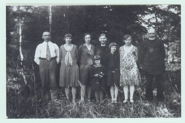 Kauken, Familientreffen Perkuhn am Waldrand von Kauken