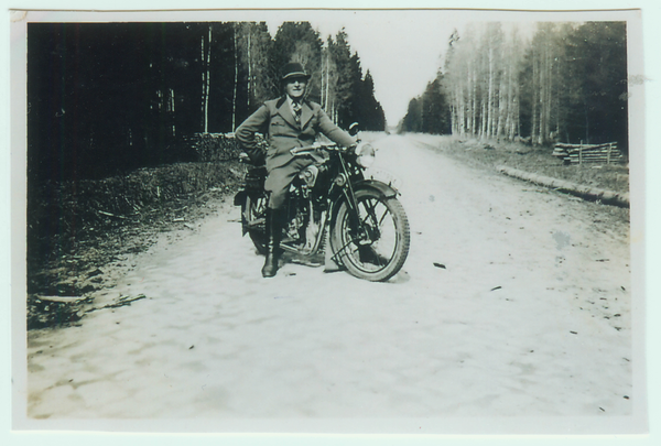 Kauken, Paul Perkuhn unterwegs mit seinem Motorrad