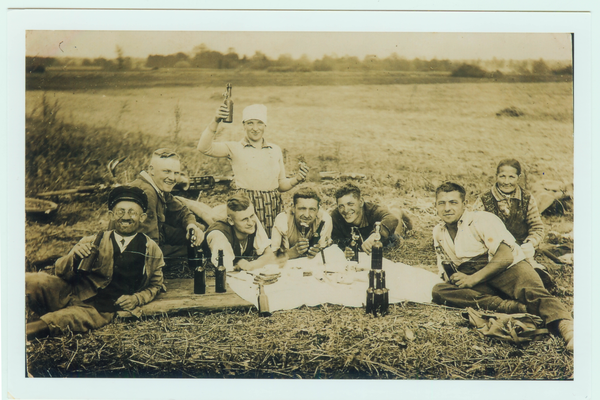 Kauken, Abbau, Hof  Ernst und Hedwig Schemmerling, Kleinmittag während der Ernte