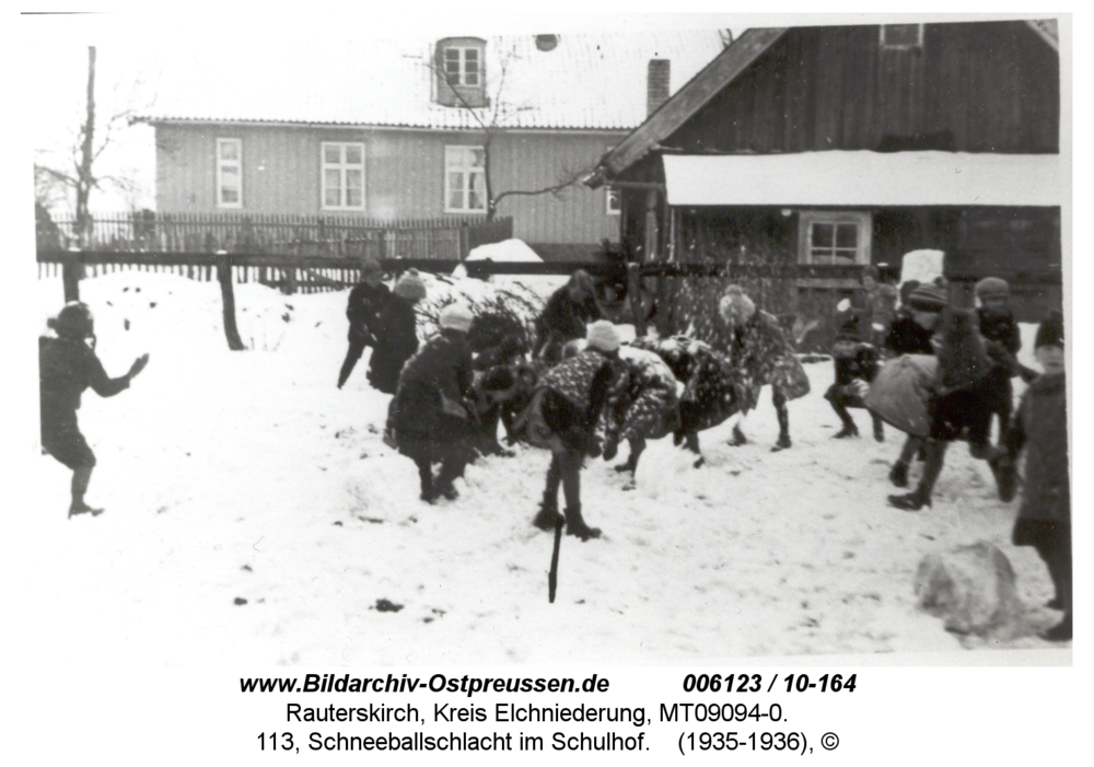 Rauterskirch, 113, Schneeballschlacht im Schulhof