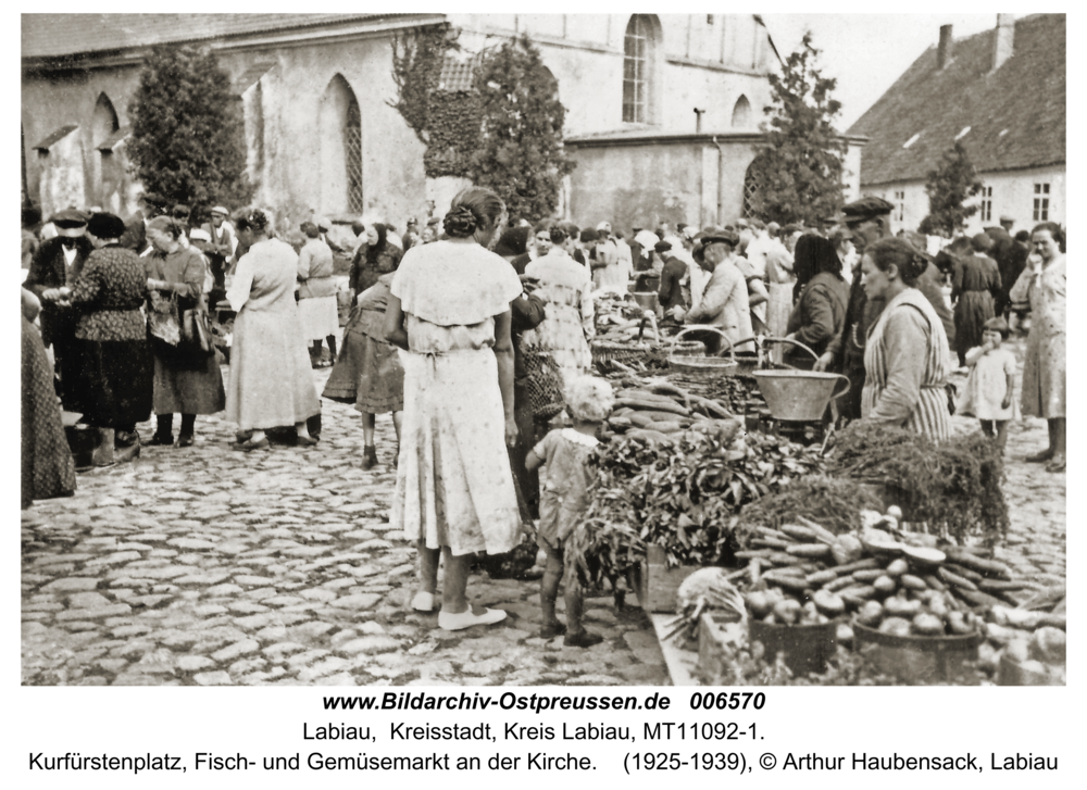 Labiau, Kurfürstenplatz, Fisch- und Gemüsemarkt an der Kirche