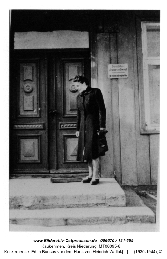 Kuckerneese. Edith Bunsas vor dem Haus von Heinrich Wallukat in Hohe Straße 5