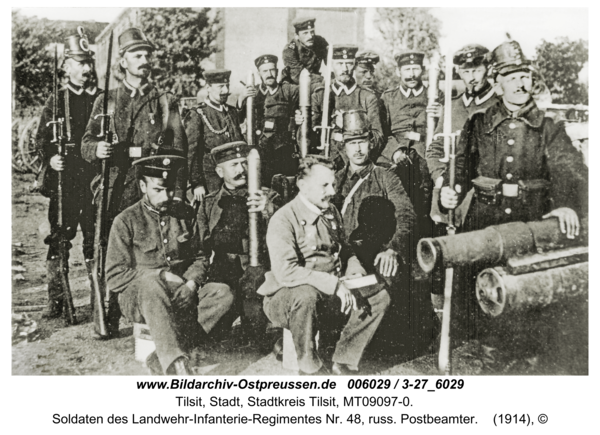 Tilsit, Soldaten des Landwehr-Infanterie-Regimentes Nr. 48, russ. Postbeamter