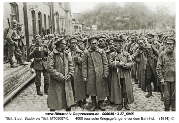 Tilsit, 4000 russische Kriegsgefangene vor dem Bahnhof