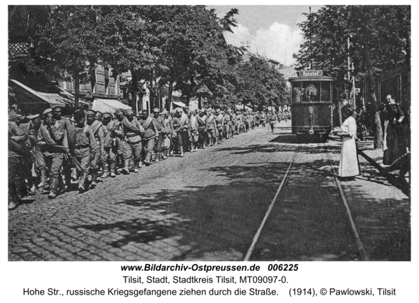 Tilsit, Hohe Str., russische Kriegsgefangene ziehen durch die Straße