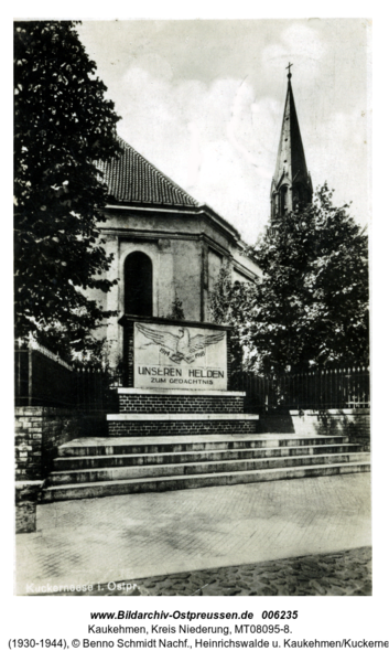 Kirche und Heldendenkmal für die Gefallenen im 1. Weltkrieg