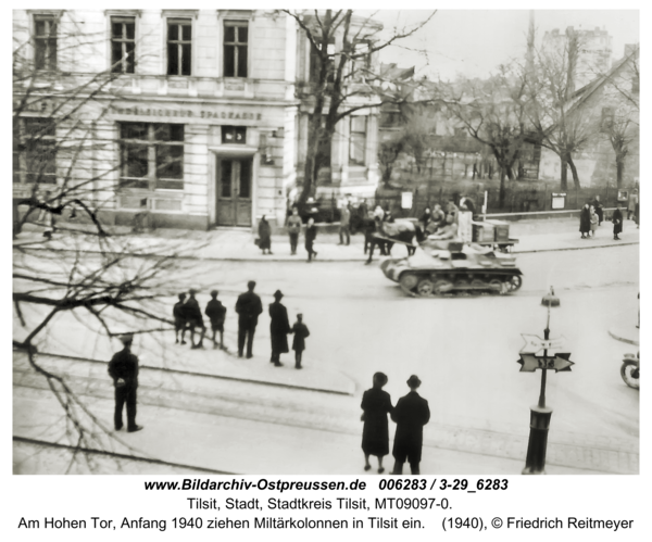 Tilsit, Am Hohen Tor, Anfang 1940 ziehen Miltärkolonnen in Tilsit ein