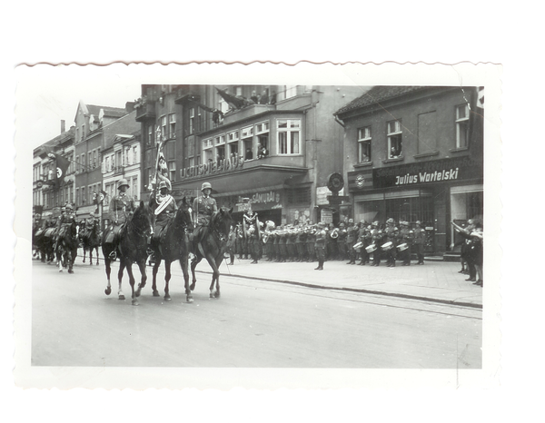 Tilsit, Hohe Str., Truppenparade, Standarte des III./A.R.1