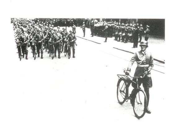 Tilsit, Truppenparade, Kommandeur der Radfahr-Abt. 1 Oberstleutnant Maximilian Reichsfreiherr von Edelsheim