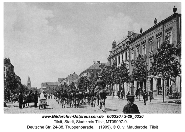 Tilsit, Deutsche Str. 24-38, Truppenparade