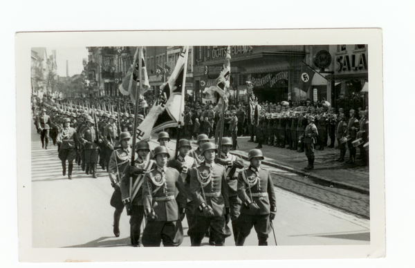 Tilsit, Hohe Str., Truppenparade 1936, Fahnen und Standarten