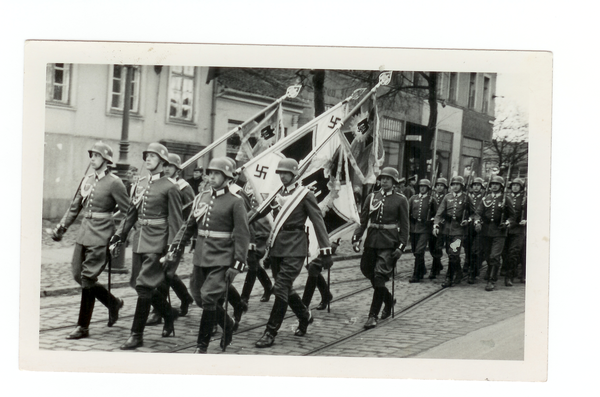 Tilsit, Bahnhofstr. Ecke Kleffelstr., Truppenparade 1936, III. Abt. Art.-Reg. 1, Fahnen und Standarten