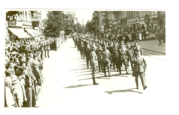 Tilsit, Hohe Str., Truppenparade am 20.04.1939