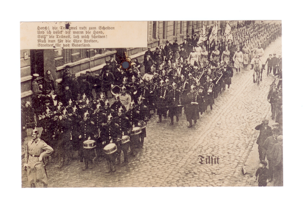 Tilsit, Aug. 1914, das Infanterie-Regiment Nr. 41 rückt aus mit klingendem Spiel und 3 Bataillonsfahnen