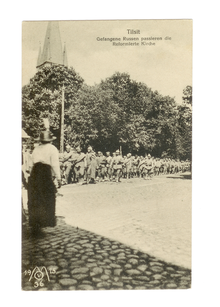 Tilsit, Stolbecker Str., russische Kriegsgefangene passieren die Reformierte Kirche